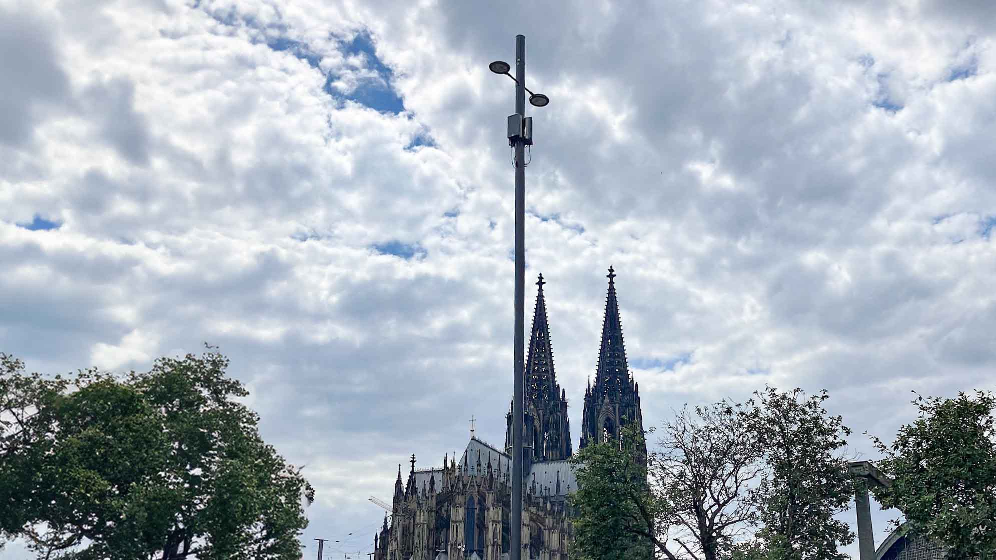 ABEL Mobilfunk realises smart 5G light mast at Cologne Cathedral