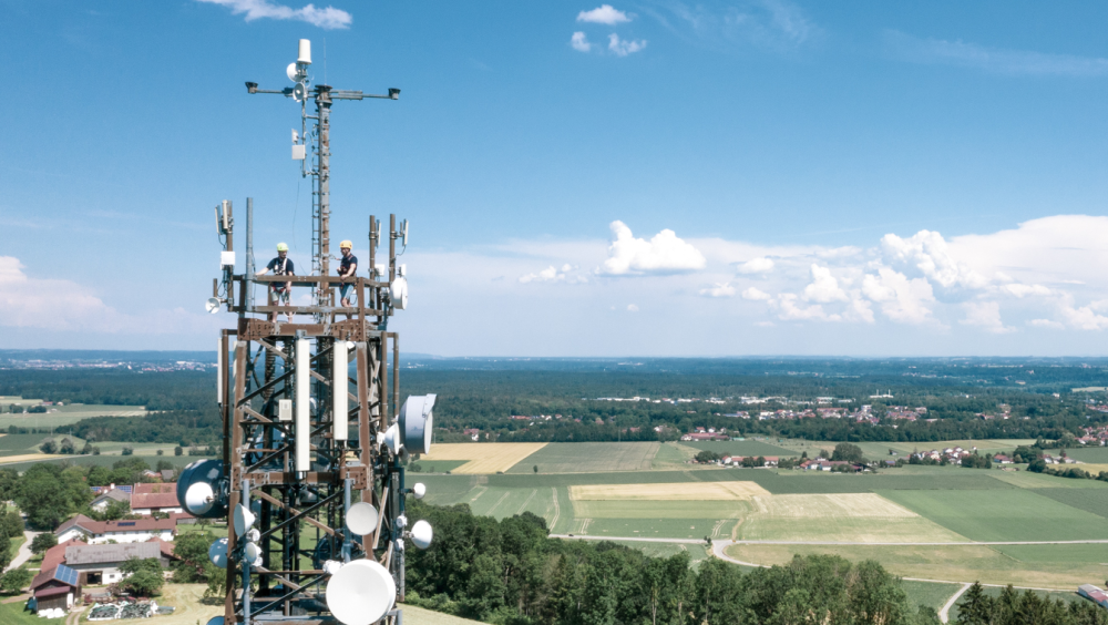 ABEL Richtfunkmasten zwischen Feldern aus Vogelperspektive