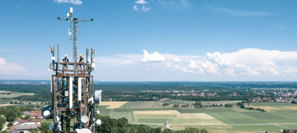 ABEL Richtfunkmasten zwischen Feldern aus Vogelperspektive