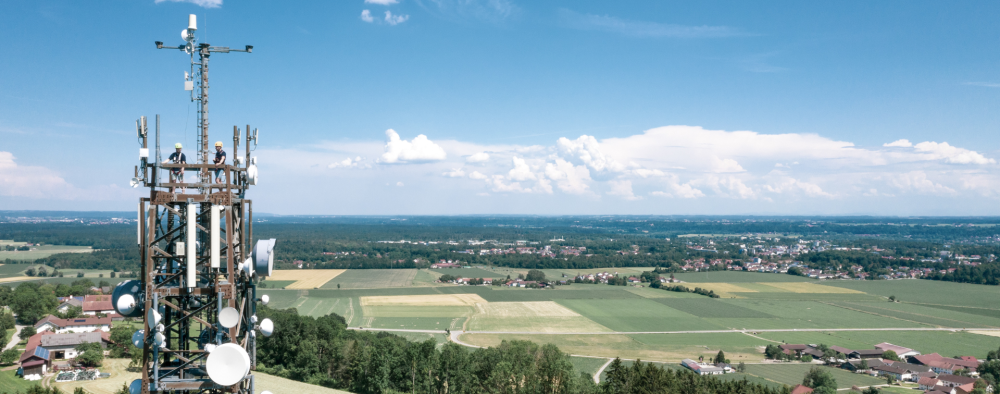 ABEL Richtfunkmasten zwischen Feldern aus Vogelperspektive