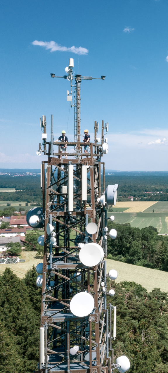ABEL Richtfunkmasten zwischen Feldern aus Vogelperspektive