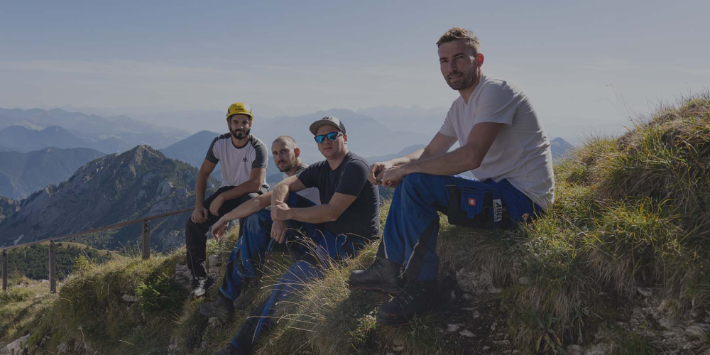 Abel Mobilfunk Monteure Sitzen Auf Einem Berg Im Hintergrund Das Alpenpanorama Schwarz