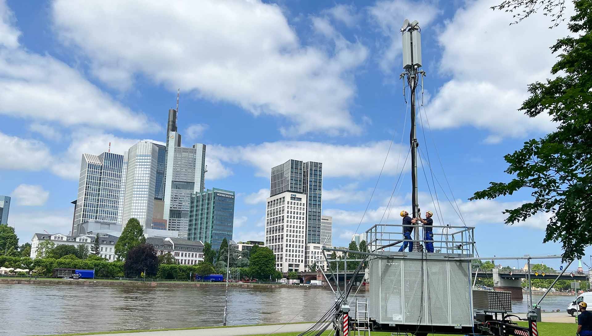 Mrt Vor Der Skyline Frankfurt
