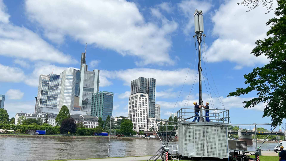 Mrt Vor Der Skyline Frankfurt