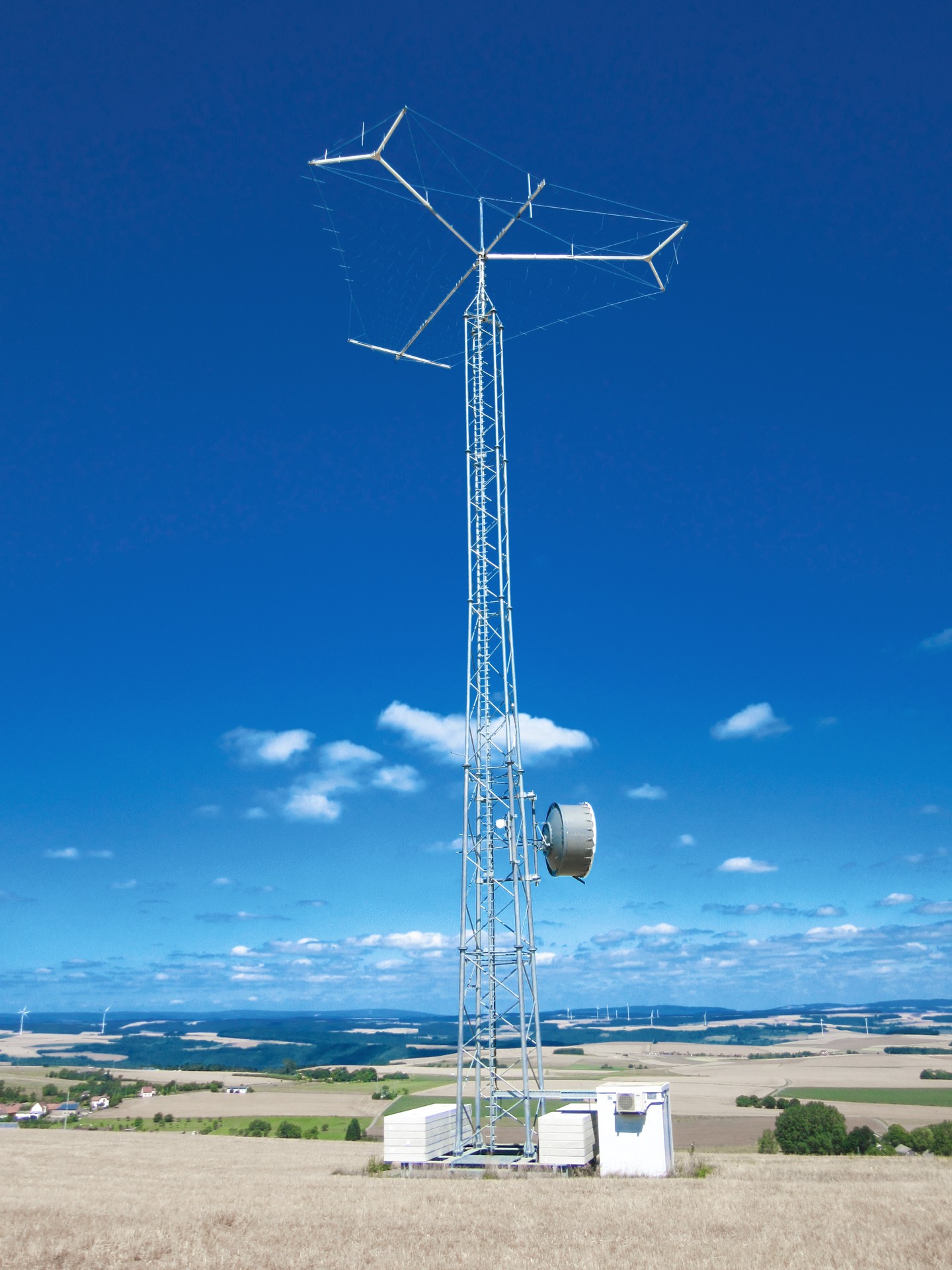 ABEL Funkmasten vor blauem Himmel