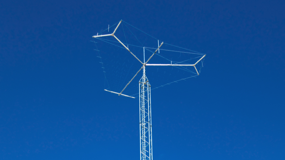 ABEL Funkmasten vor blauem Himmel