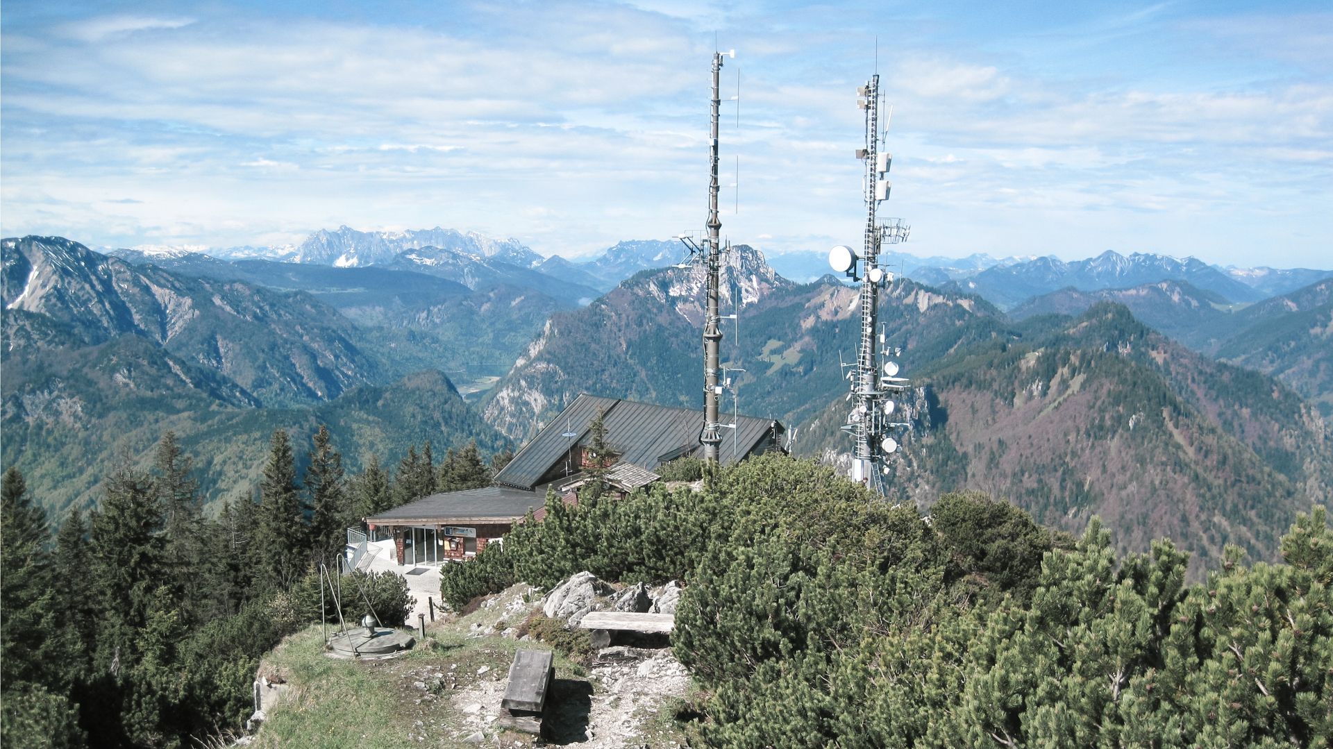 Zwei ABEL Funkmasten vor einer Hütte in den Bergen
