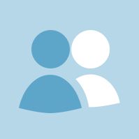 Ikone von zwei menschlichen Torsi mit Köpfen auf blauem Hintergrund, inspiriert von den Markenfarben von ABEL Mobilfunk auf hellblauem Hintergrund