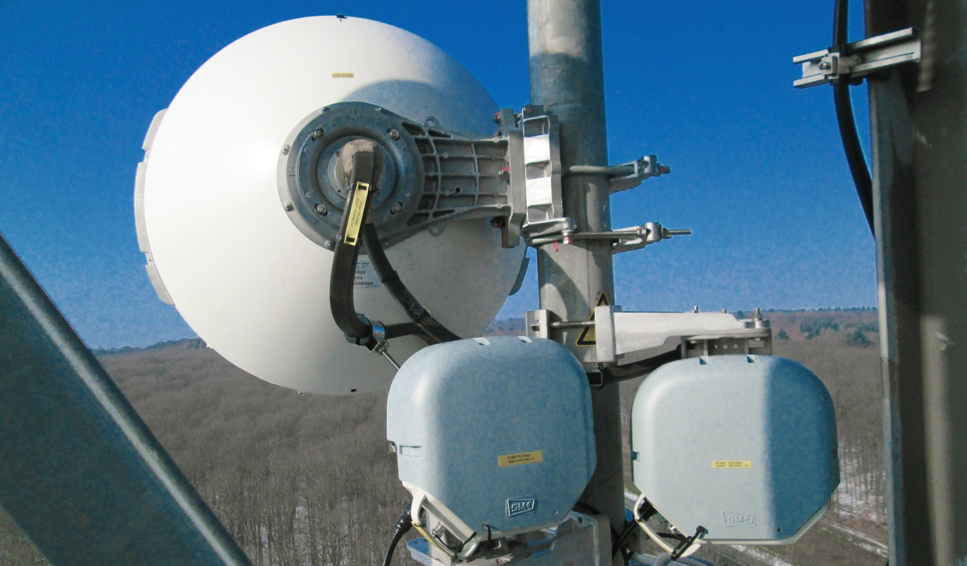 Nahaufnahme einer ABEL Hybrid-Richtfunkanlage