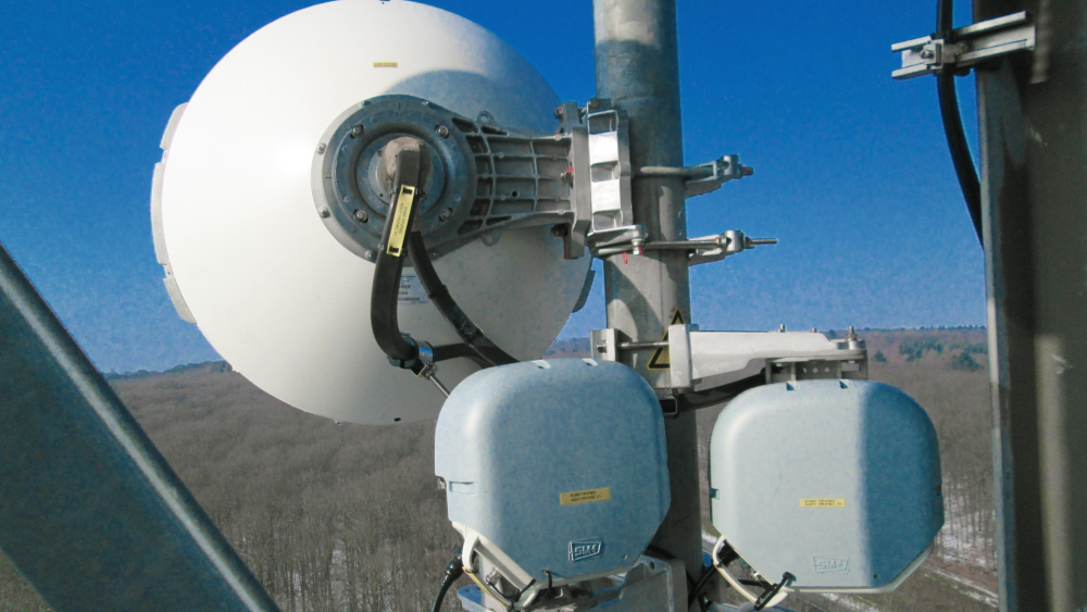 Nahaufnahme einer ABEL Hybrid-Richtfunkanlage