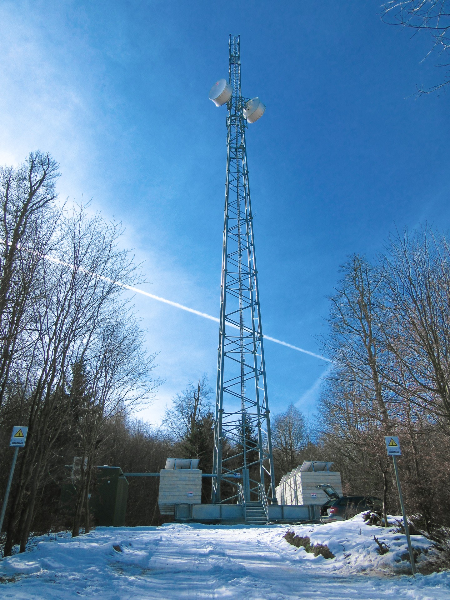 ABEL Funkmasten im Schnee vor blauem Himmel