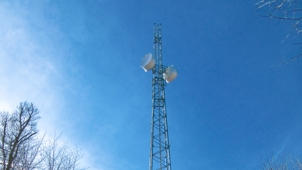 ABEL Funkmasten im Schnee vor blauem Himmel